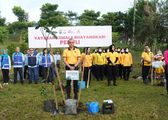 Polresta Malang Kota Tanam Ratusan Pohon di TPA Supit Urang