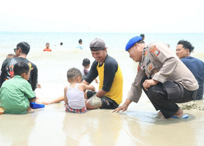 Kapolres Gresik Pantau Pantai Dalegan, Pastikan Keamanan Wisata Air saat Libur Idulfitri