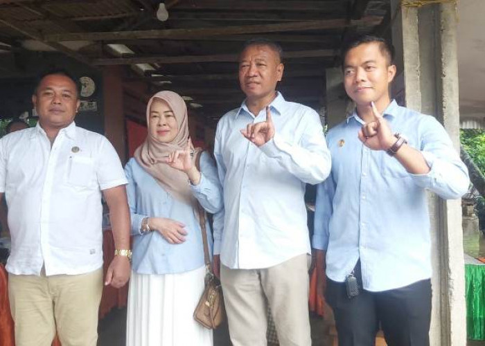 Optimistis Menang, Calon Bupati Tulungagung Nomor Urut 1 Gatut Sunu Coblos di TPS 02 Desa Gandong 