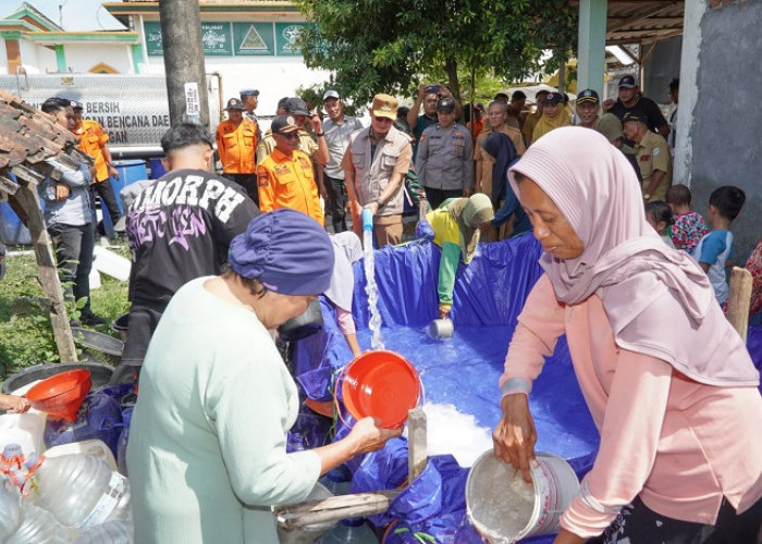 Pemkab Lamongan Salurkan 25 Ribu Liter Air Bersih Atasi Kekeringan di Sarirejo