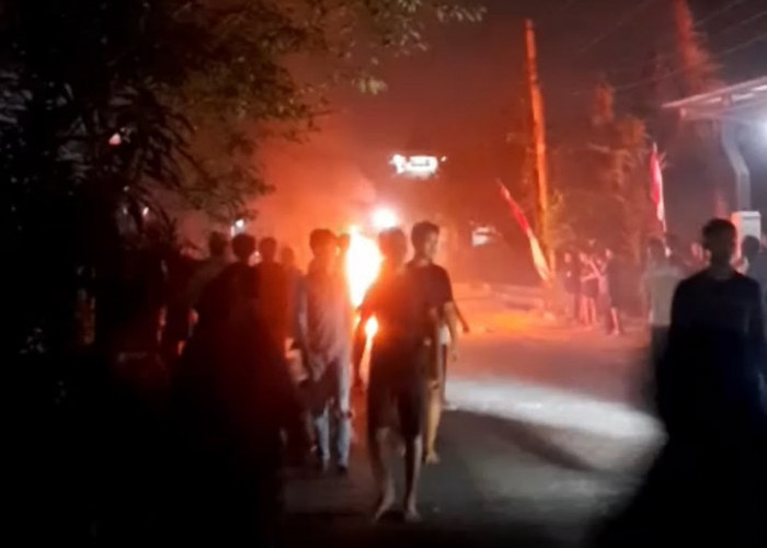 Warga Driyorejo Gresik Hajar Maling Toko Kelontong hingga Babak Belur, Motor Pelaku Dibakar