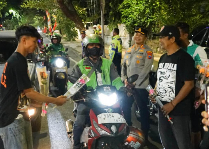 Redam Tensi Pascainsiden Malang, Bonek-Bonita Bagikan Bunga untuk Pengendara Plat N di Jalan Darmo