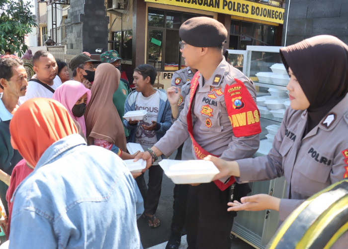 Pererat Hubungan dengan Masyarakat, Polres Bojonegoro Bagikan Nasi Kotak untuk Warga