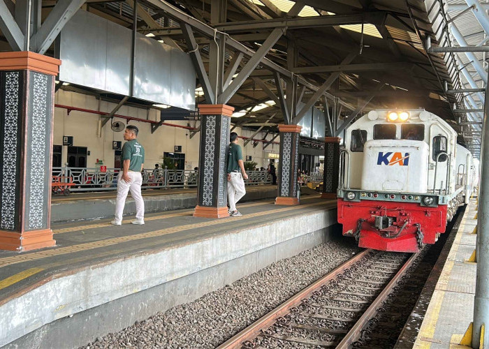 Muatan Truk Jatuh di Jalur Rel, Perjalanan Kereta di Surabaya Terganggu