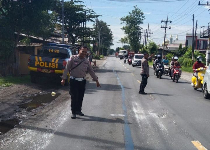 Kecelakaan di Menganti Gresik, Truk Seruduk Mobil Pribadi, Penumpang Patah Kaki