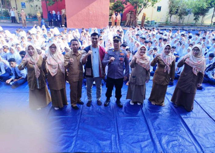 Polres Pelabuhan Tanjung Perak Tekankan Disiplin dan Etika Siswa saat Police Go To School di SMPN 42 Surabaya