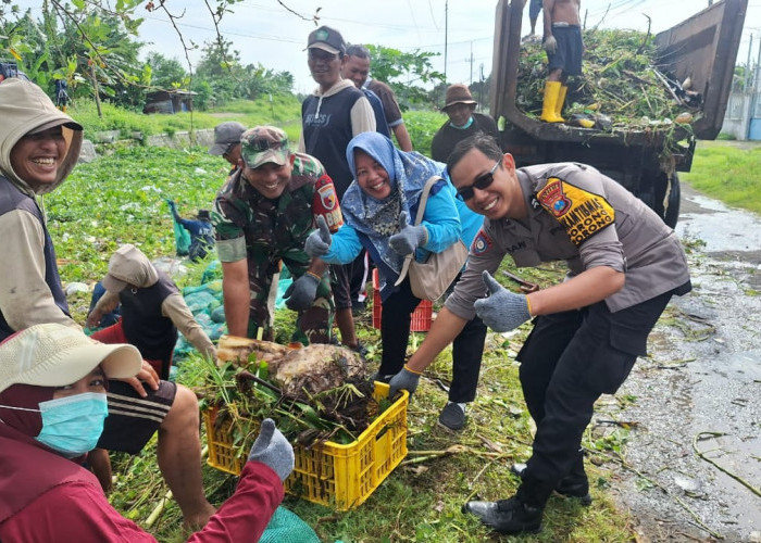 Peduli Lingkungan, Polsek Porong Kerja Bakti Bersih Sungai Bersama Warga