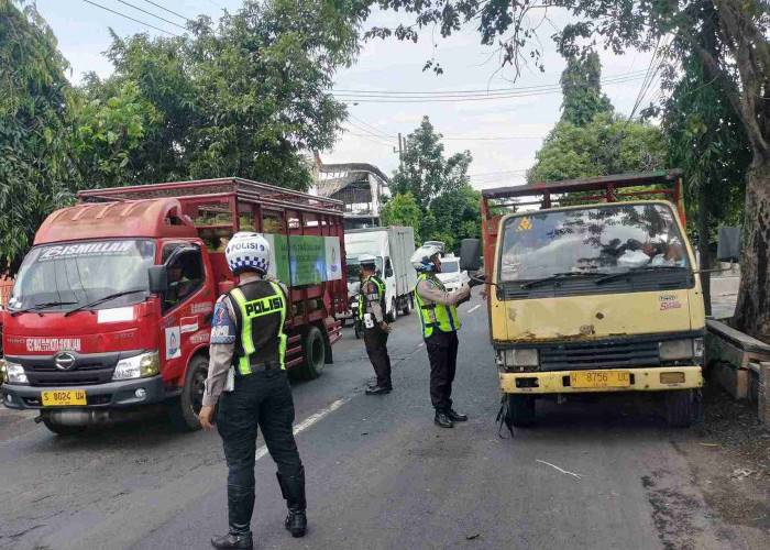 Operasi Keselamatan Semeru, Satlantas Polres Jombang Garuk Truk Parkir Liar di Jalur Nasional