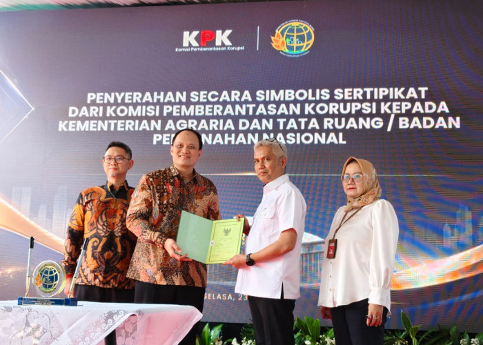 Resmikan Kantor Baru Surabaya II, BPN Jatim Terima Aset Rampasan KPK dan Serahkan 13 Sertipikat Wakaf