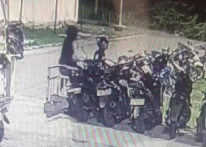Aksi Dua Pria Terekam CCTV, Curi Motor Penghuni  Rusunawa PBI Surabaya