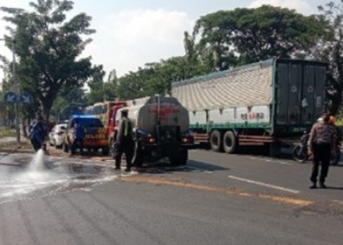 Zat Kimia Tumpah di JLU Lamongan Bikin Jalan Licin, Polisi Gerak Cepat