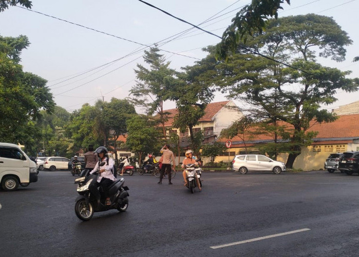 Urai Kepadatan, Bhabinkamtibmas Polsek Rungkut Siaga di Simpang Puskesmas