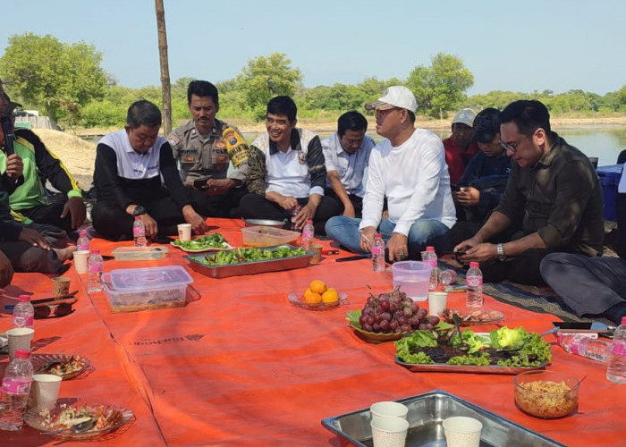 Sinergi Ketahanan Pangan, Bhabinkamtibmas Polsek Rungkut Hadiri Panen Raya Udang dan Bandeng di Medokan Ayu