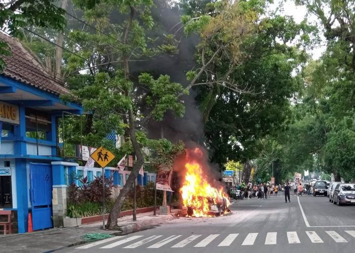 Sempat Mogok, Daihatsu Sirion Ludes Tinggal Kerangka