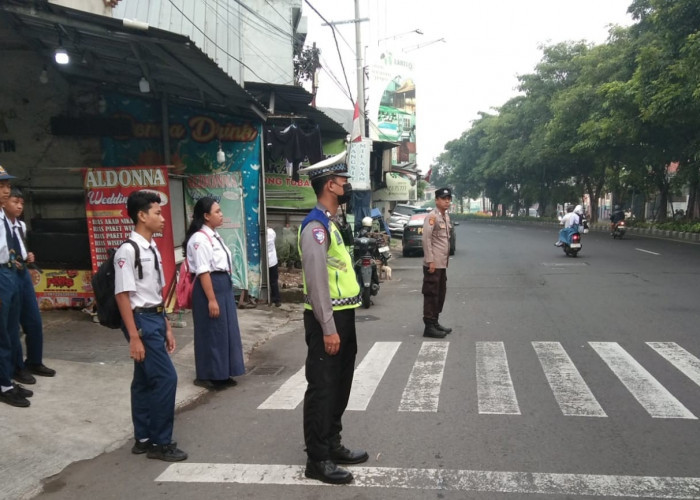 Personel Polsek Sukomanunggal Siaga Atur Arus Lalu Lintas Pagi di Titik Rawan Kemacetan