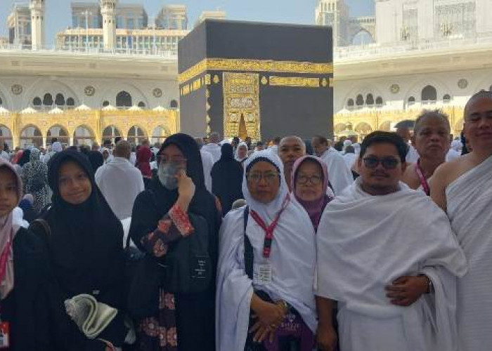 Tangis Haru Jemaah Bakkah Travel Warnai Tawaf Wada Depan Kakbah