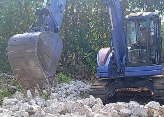 Pengerjaan Jalan Rabat Satgas TMMD Gunakan Excavator untuk Hasil Maksimal