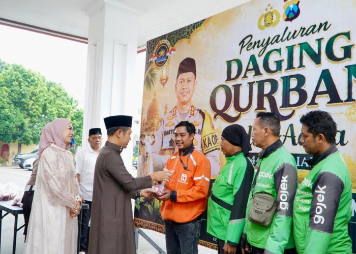 Polres Pasuruan Kurban 16 Sapi dan 57 Kambing untuk Masyarakat