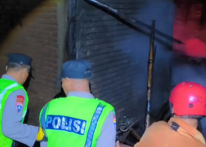 Polisi Ngawi Bantu Padamkan Kebakaran Rumah di Paron