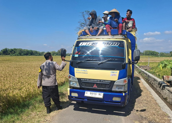 Dampingi Petani, Bhabinkamtibmas Polsek Grogol Kawal Program Asta Cita Tanam Padi