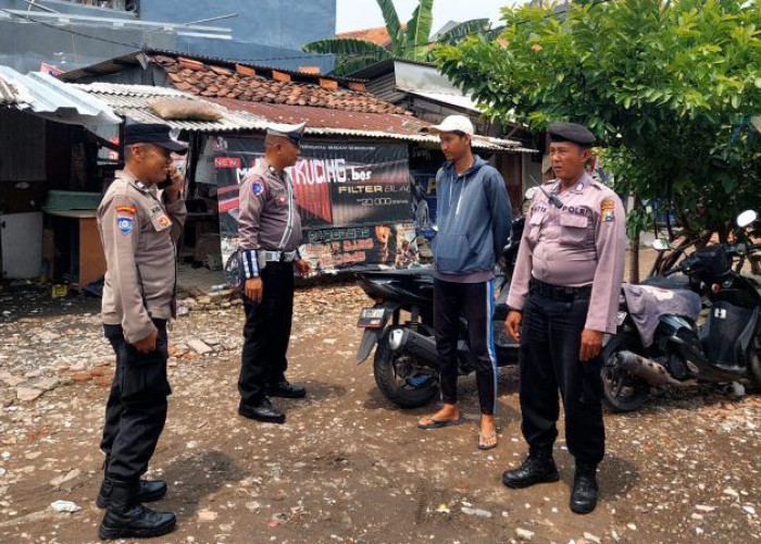 Polsek Karangpilang Jalin Keakraban dengan Warga, Patroli Siang Jadi Ajang Silaturahmi