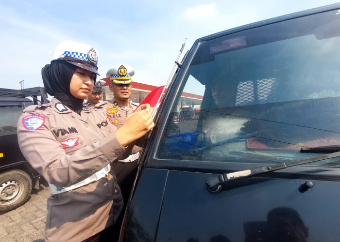 Ditlantas Polda Jatim Bagikan Ratusan Bendera Merah Putih ke Sopir Truk