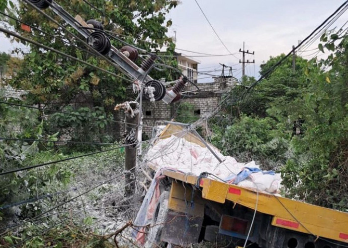 Truk Dolomit Rem Blong Tabrak Tiang Listrik Hingga Patah di Bungah Gresik