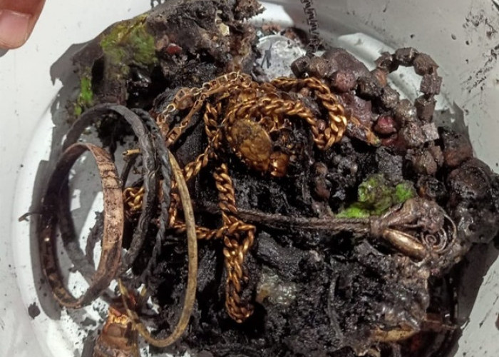 Tangis Haru Bu Suwarjo, Emas 95 Gram Miliknya Ditemukan Menghitam di Puing Kebakaran