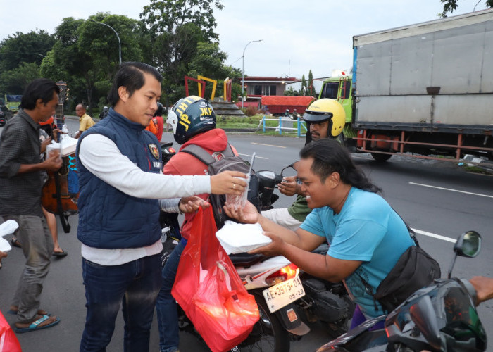 Satreskrim Polres Pelabuhan Tanjung Perak Berbagi Berkah di Bulan Ramadan, Tebar 300 Takjil untuk Masyarakat