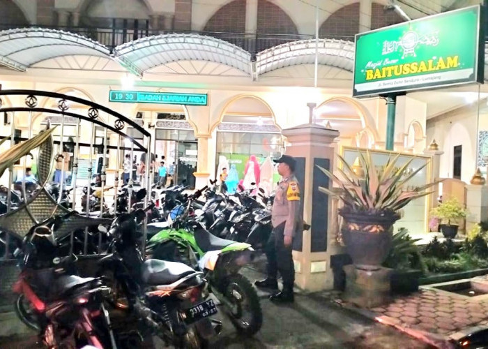 Anggota Polsek Senduro Amankan Tarawih Masjid Baitussalam