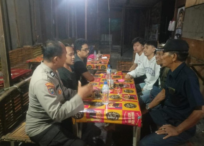 Bhabinkamtibmas Polsek Wiyung Sosialisasikan Call Center 110 saat Sambangi Warga 