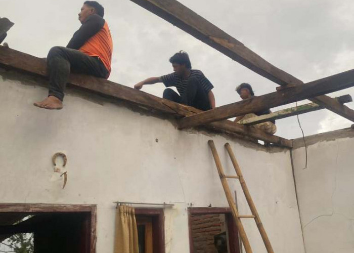 Petir Sambar Rumah Warga Pasuruan, Atap Porak Poranda