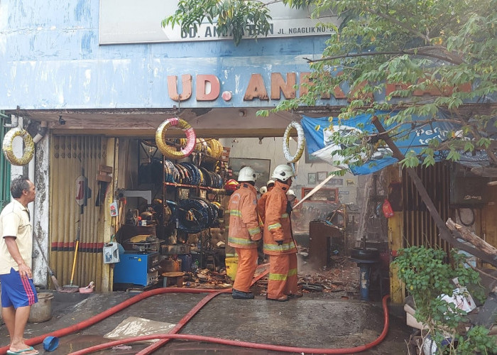 Toko Ban Jalan Ngaglik Depan SMAN 7 Surabaya Terbakar