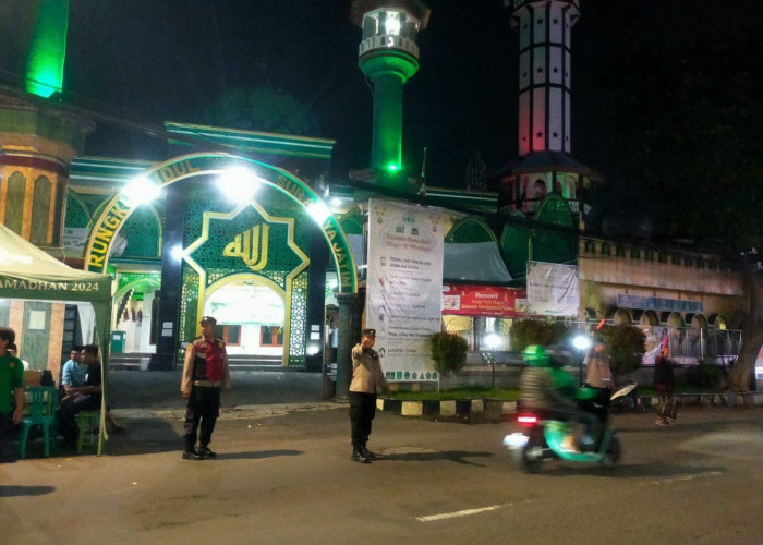 Berikan Rasa Aman, Polsek Rungkut Jaga Kekhusyukan Salat Tarawih di Masjid Al Mustofa