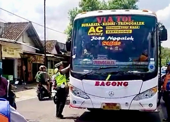 Tegas, Polisi Tilang Pengemudi Bus Ngeblong