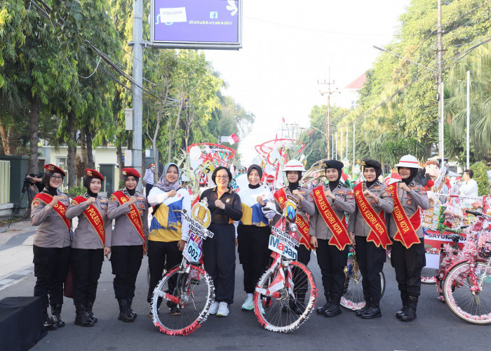 Polwan Polres Kediri Kota Meriahkan Parade Sepeda Hias HUT Ke-80 RI dan Hari Jadi Kota Kediri