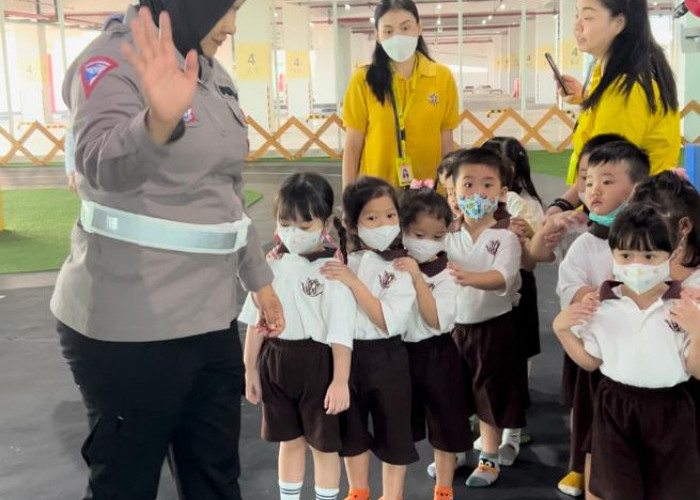 Satlantas Polrestabes Surabaya Kenalkan Pendidikan Lalin kepada Siswa TK