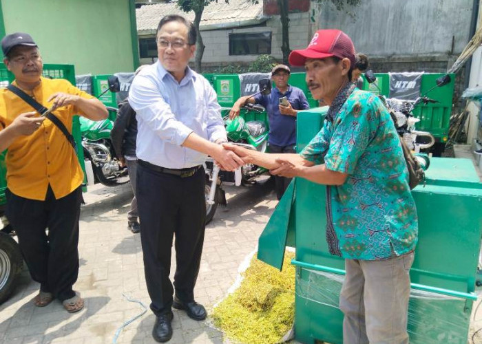Gunakan DBHCHT, DTPHP Malang Bagikan Alsintan untuk Petani Tembakau