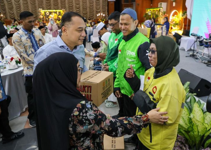 Wali Kota Surabaya Serahkan Santunan Lebaran untuk Anak Yatim hingga Ojol