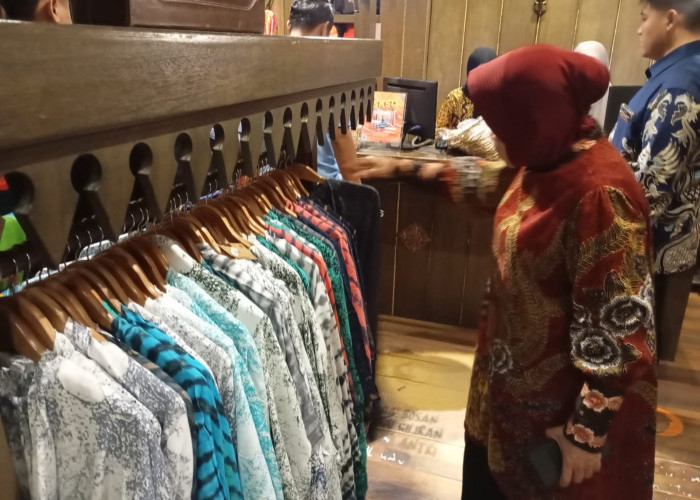 Risma Dorong Inovasi Batik dan Handicraft Banyuwangi untuk Tembus Pasar Global