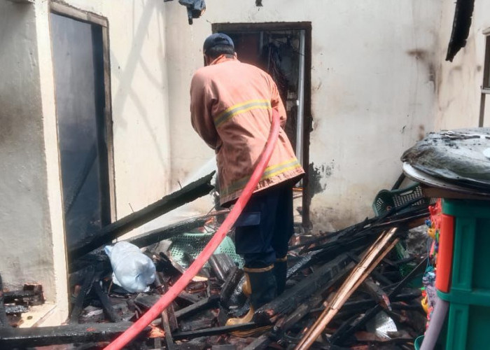 Diduga Korsleting Listrik, Rumah Warga Bungah Gresik Terbakar Hebat