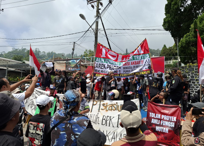 Warga Prigen Demo Tolak Alih Fungsi Hutan, Pansus DPRD Janji Tak Kendor