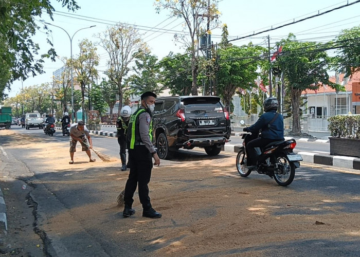 Aspal Licin Pascakecelakaan Truk Stearin di Kebomas Gresik, Polisi Taburkan Serbuk Kayu