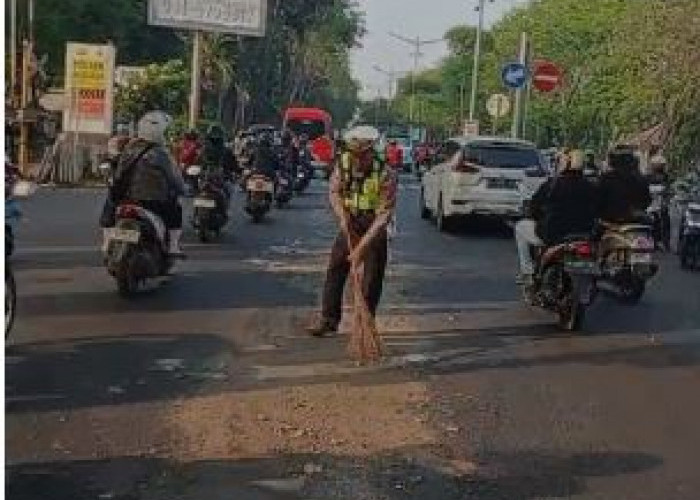 Peduli Keselamatan, Polisi Sigap Tangani Tumpahan Solar di Jalan Raya Buduran