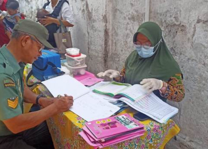 Tingkatkan Kesehatan Masyarakat, Babinsa Jogotrunan Dampingi Monitoring Posyandu