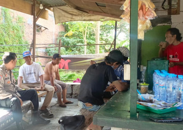 Pererat Silaturahmi, Bhabinkamtibmas Polsek Tandes Dialog Bareng Tokoh Masyarakat di Gadel