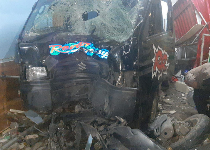 Mobil Pikap Adu Banteng dengan N-Max di Menganti Gresik, Satu Meninggal Dunia