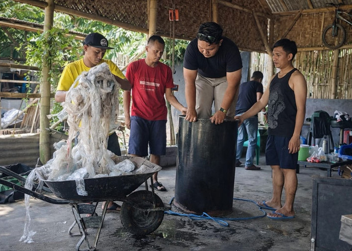 Gayasan Squad Jember Sulap Limbah Plastik Jadi BBM Alternatif