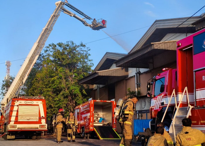 Gudang di Margomulyo Permai Surabaya Terbakar, 23 Unit Damkar Dikerahkan