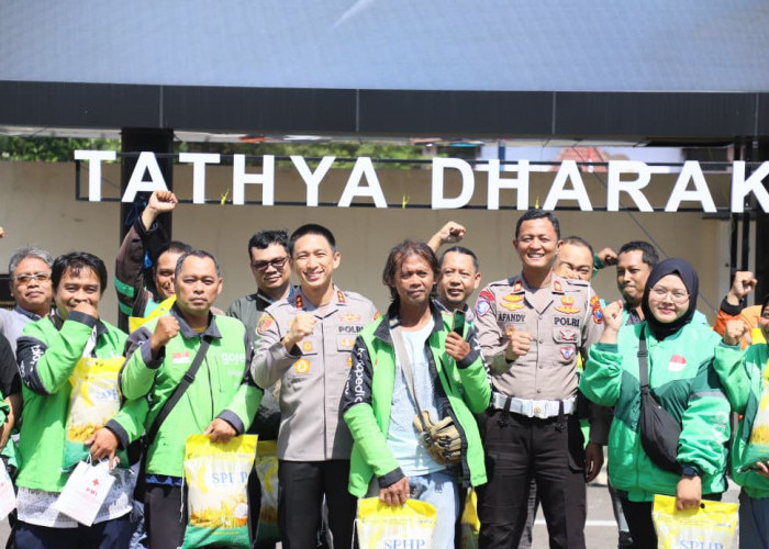 Sambut HUT Ke-70, Satlantas Polres Kediri Kota Gelar Donor Darah dan Bagi Sembako